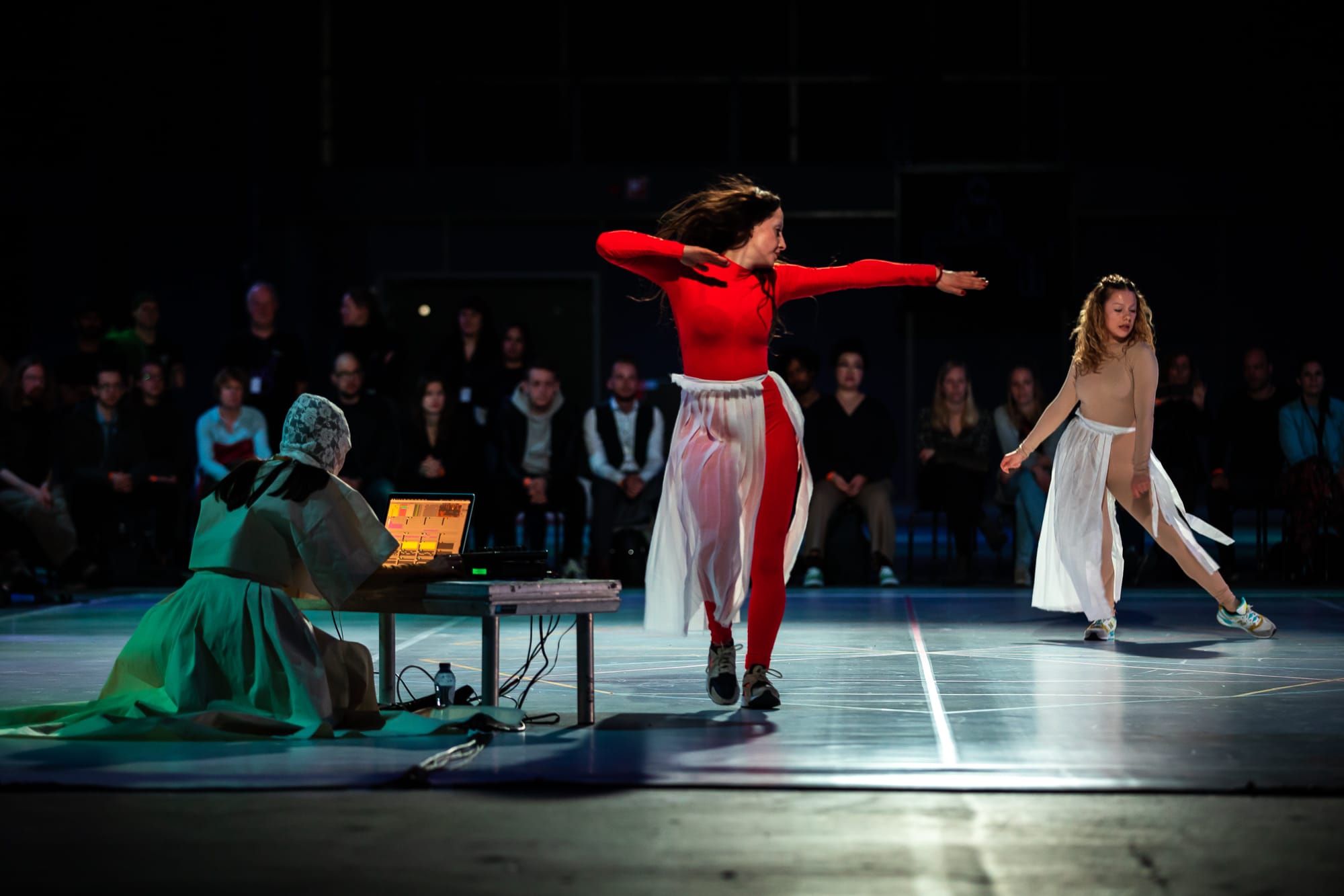 Haruspex, Michaela Piklová aka Pikla en tenue rouge, Eindhoven Pays-Bas © Hanneke Wetzer