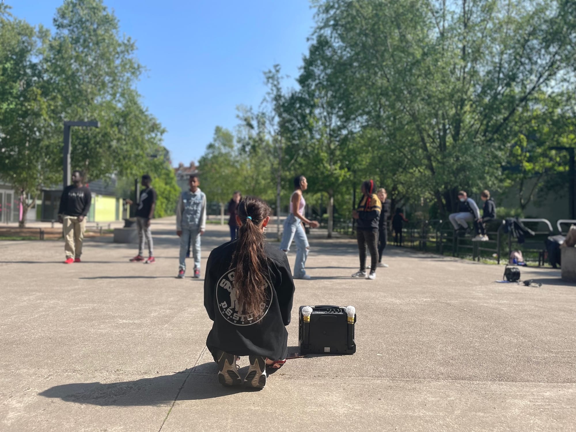 Michaela Piklová dos à l'objectif et face aux élèves du collège Nina Simone lors de son atelier "Je me languis"
