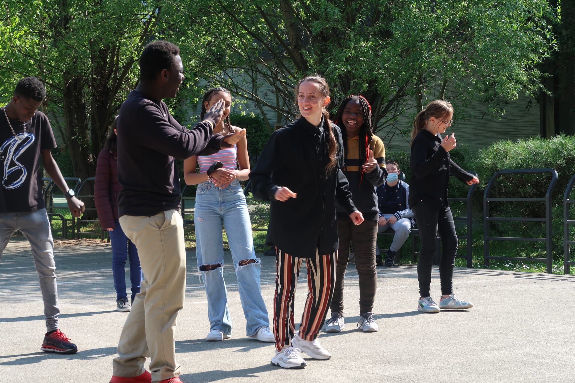Michaela Piklová entourée d'élèves du collège Nina Simone lors de son atelier "Je me languis"